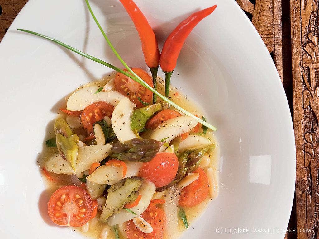 Aus "Ayurvedische Kochkunst: Die Parkschlösschenküche": Spargel-Kirschtomaten-Salat. Ein leichtes Frühlingsrezept im Ayurveda Parkschlösschen Blog