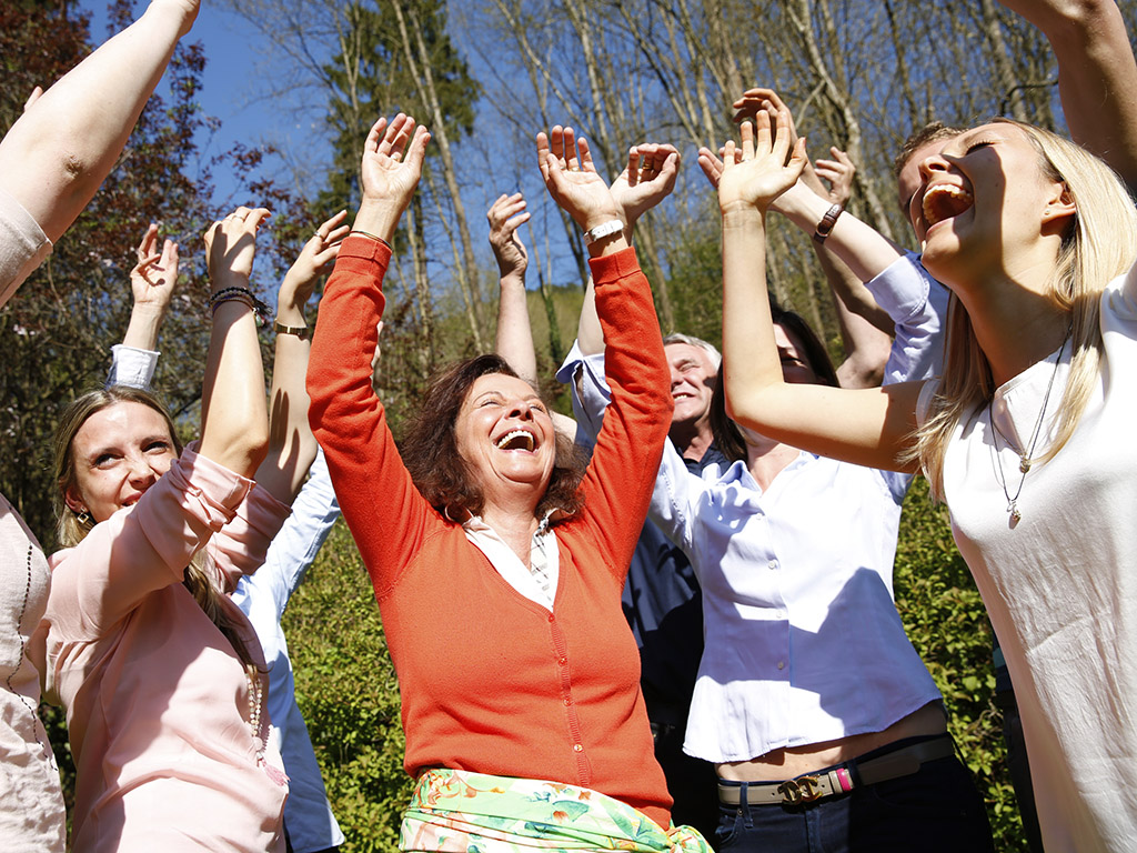 Lachyoga Übung: Lachen aus dem Boden wachsen lassen | Ayurveda Parkschlösschen Health Blog