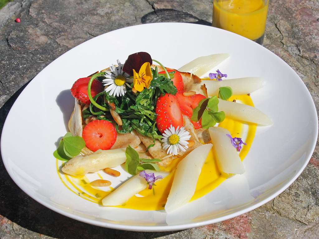 Ayurveda Rezept: Gewürzpfannkuchen an Spargel und Ruccola-Erdbeer-nest | Ayurveda Parkschlösschen Health Blog