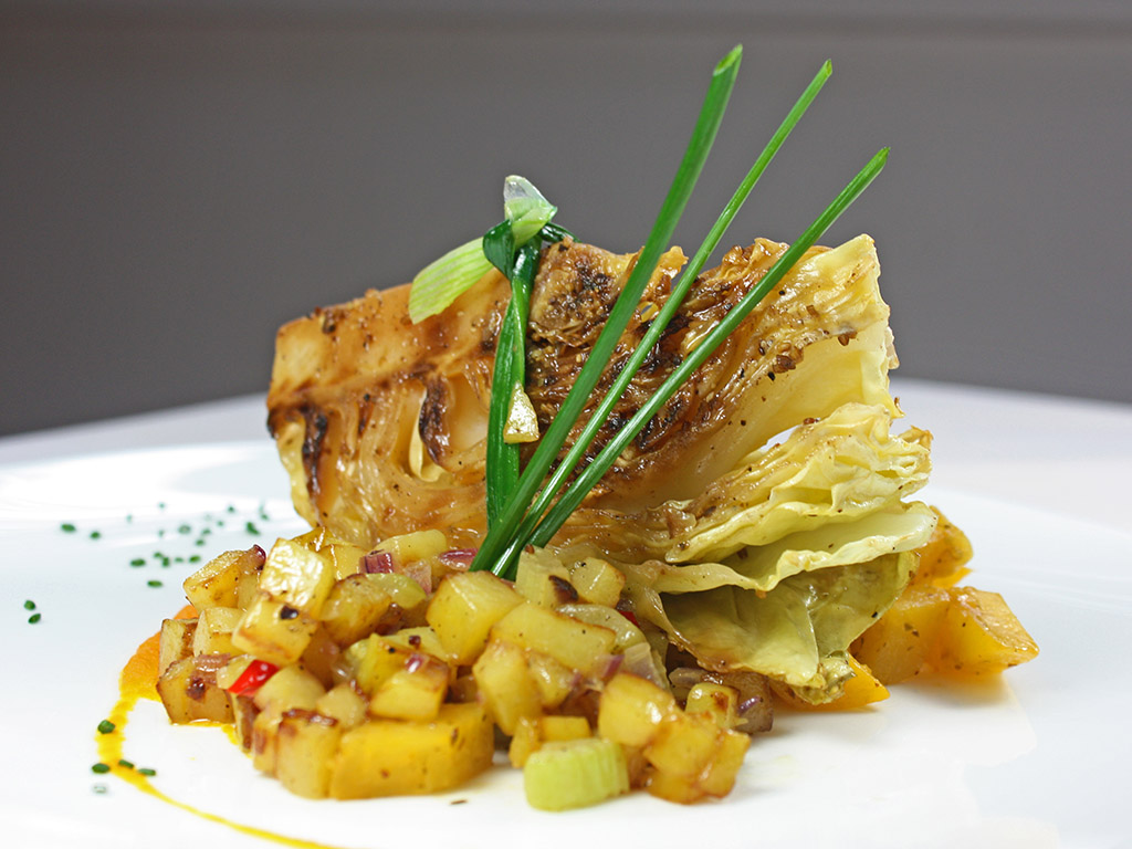 Ayurveda Rezept: Gebratene Spitzkohlschnitten auf Bratkartoffel-Salat | Ayurveda Parkschlösschen Health Blog