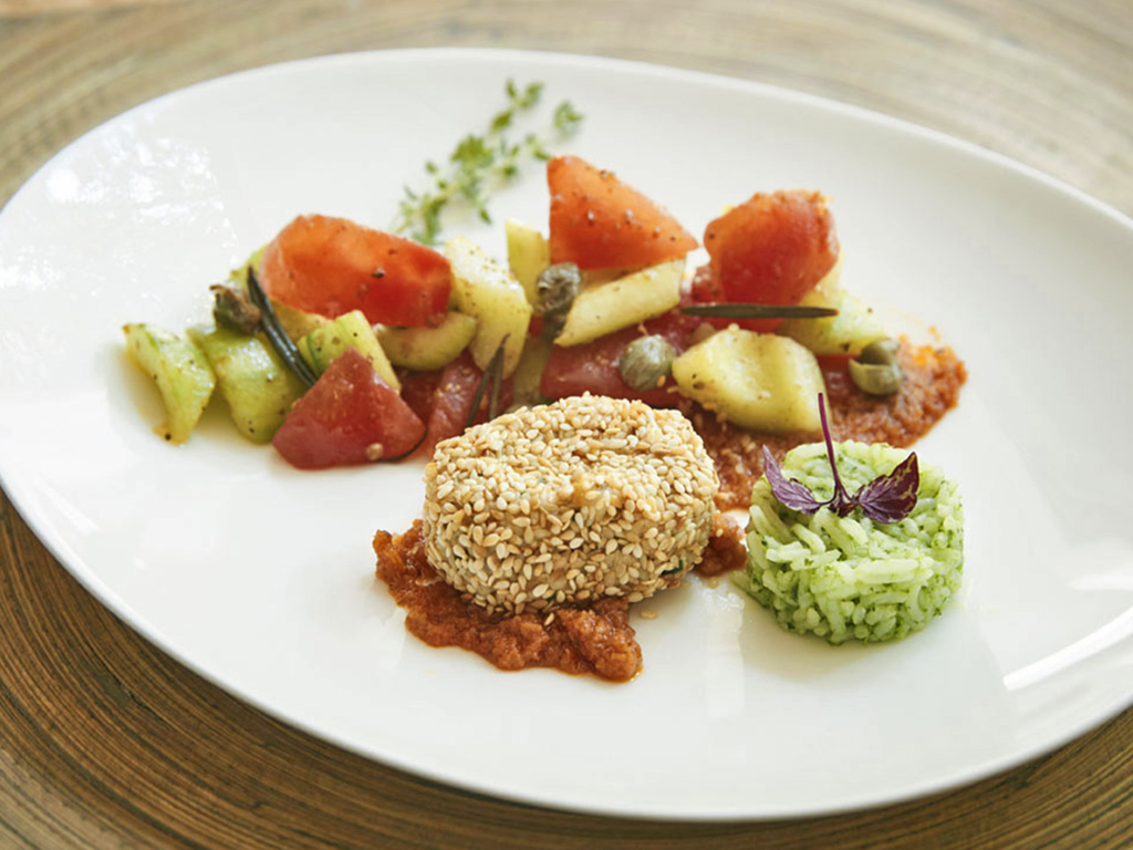 Ayurveda Rezept: Auberginenbratling in Sesamkruste an Tomaten-Gurkengemüse und Petersilienreis | Ayurveda Parkschlösschen Health Blog