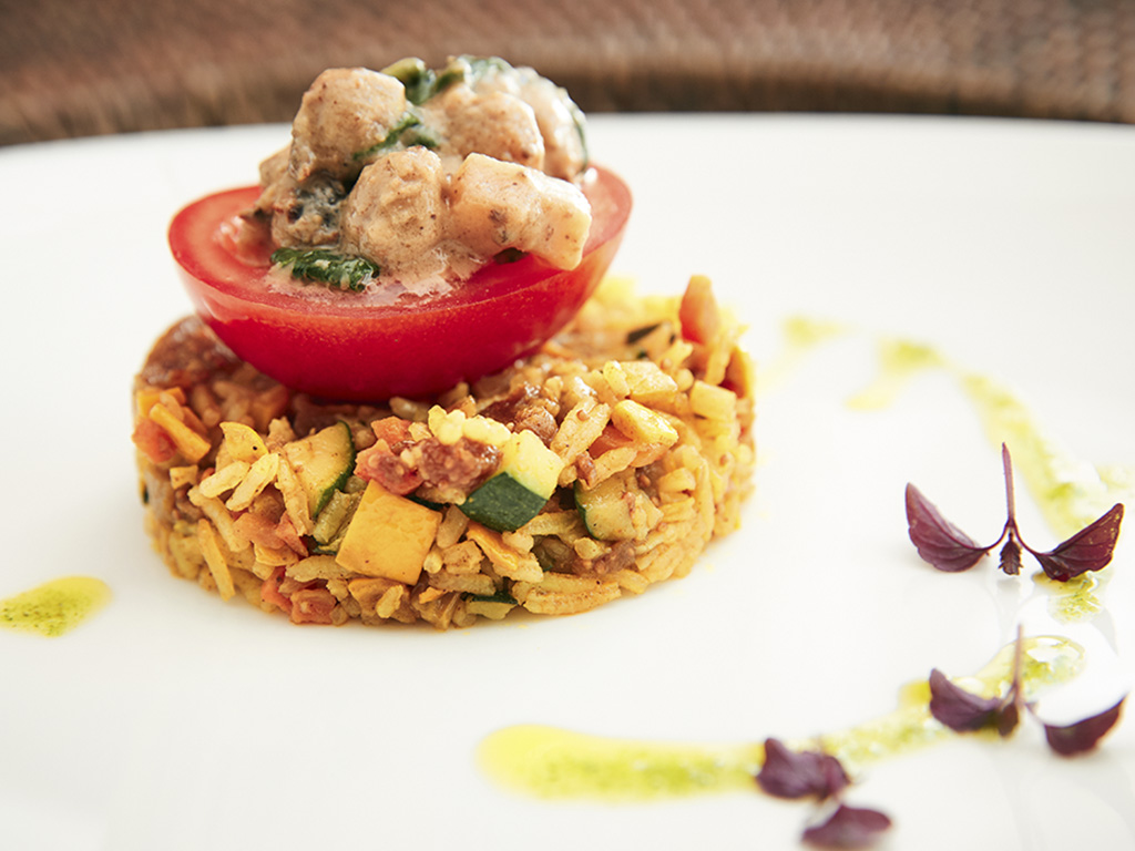 Gefüllte Tomaten auf orientalischem Bratreis | Ayurveda Rezept im Ayurveda Parkschlösschen Health Blog