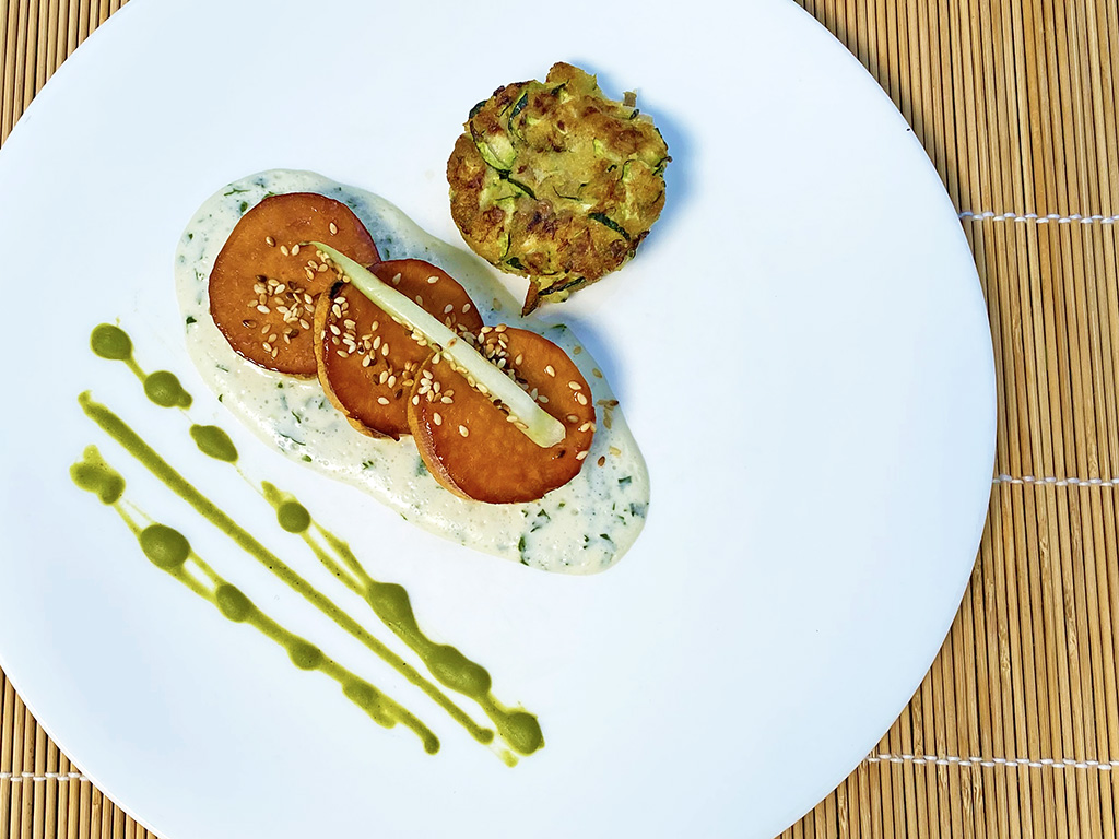 Gebackene Süßkartoffeln mit Zucchinimedaillons auf Joghurt-Petersiliensauce | Ayurveda Rezept im Ayurveda Parkschlösschen Health Blog