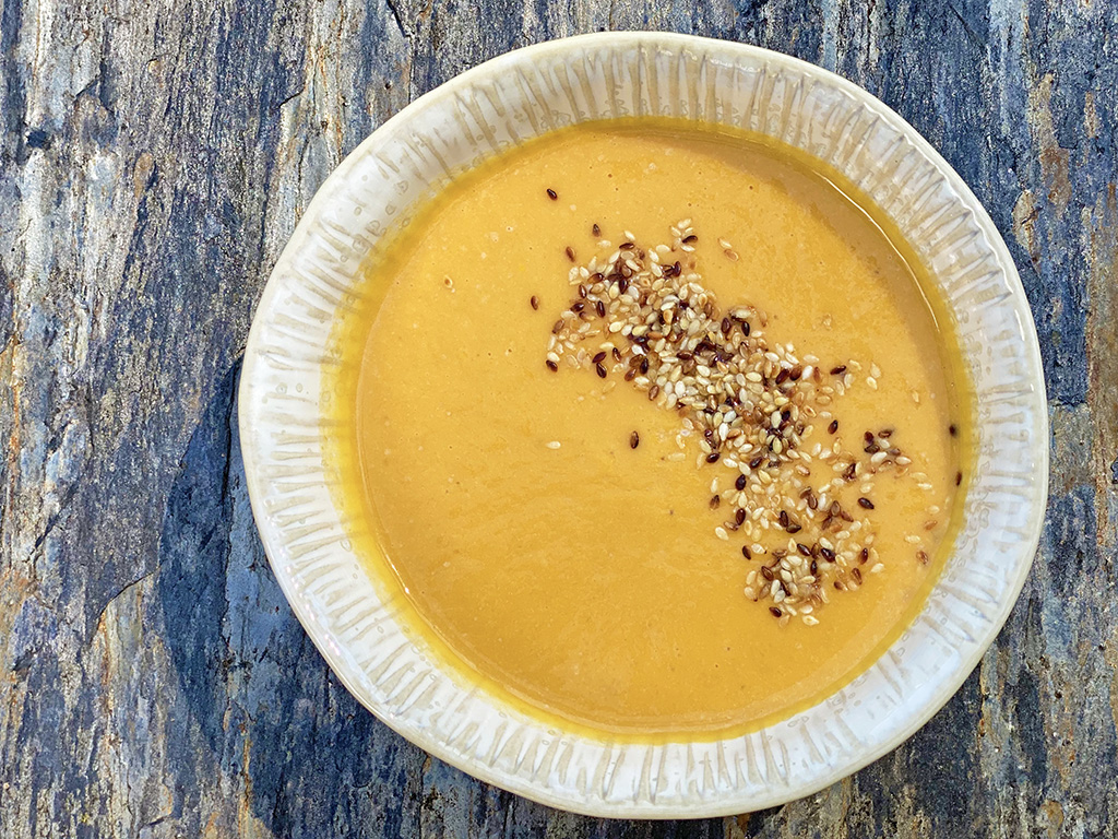 Süßkartoffel-Kokos-Suppe mit geröstetem Sesam | Ayurveda Reept im Ayurveda Parkschlösschen Health Blog