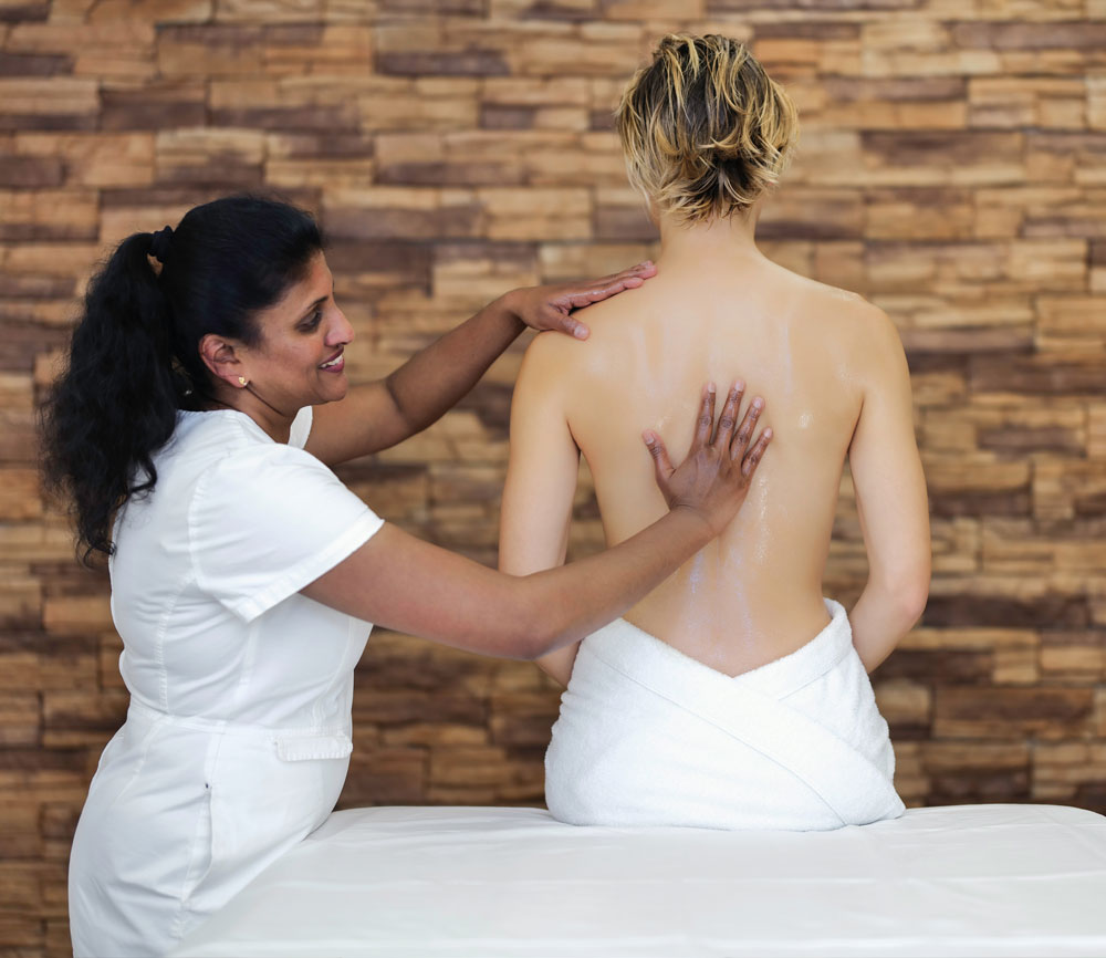 Frau erhält ayurvedische Behandlung im Rahmen der Langhana Kur im Ayurveda Parkschlösschen