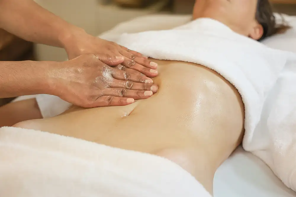 Frau erhält ayurvedische Bauchmassage