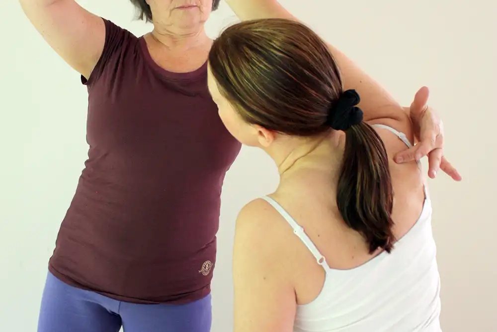 Patientin und Physiotherapeutin während einer Physiotherapie-Sitzung